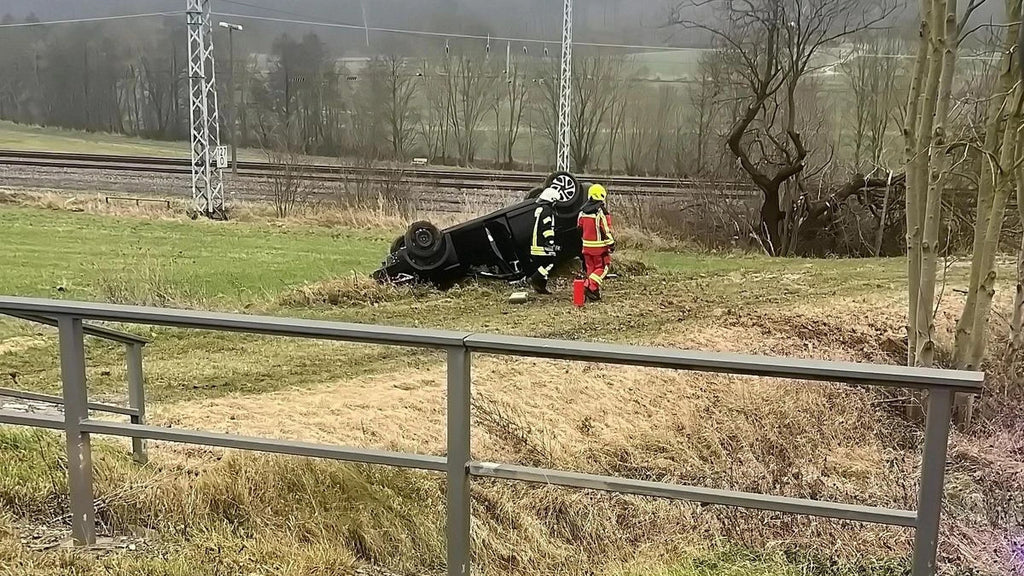 Junger Fahrer überschlägt sich mit Auto bei Bernterode