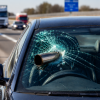 Metallteil durchschlägt BMW-Scheibe auf A7